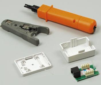 Набор для монтажа розетки (слева инструмент для снятия изоляции, сверху – для обрезки концов проводников)